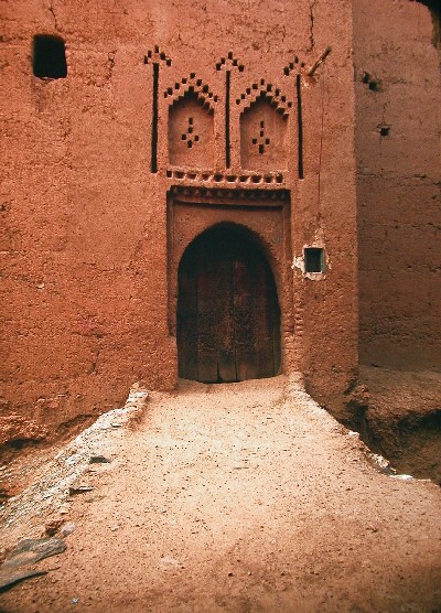 Porta de kasbah al ksar Sat, Tinejdad, Marroc.