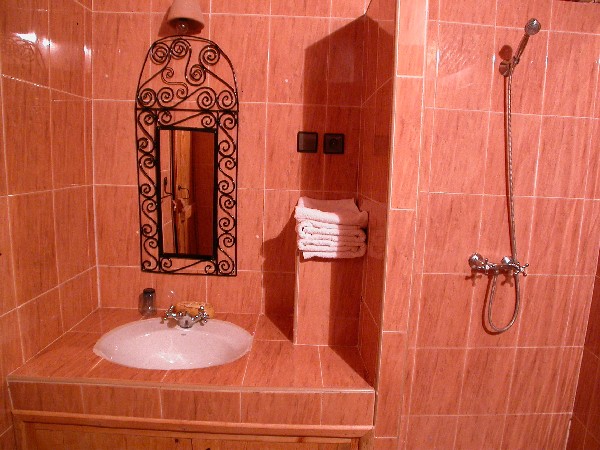 Cuarto de baño de la casa rural Ksar El Khorbat.