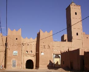 Entrée monumentale et minaret de la mosquée du ksar El Khorbat.