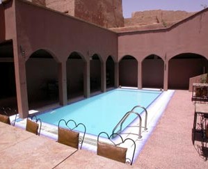 Piscine d’hôtel à Ksar El Khorbat, près de Tinghir, Maroc.