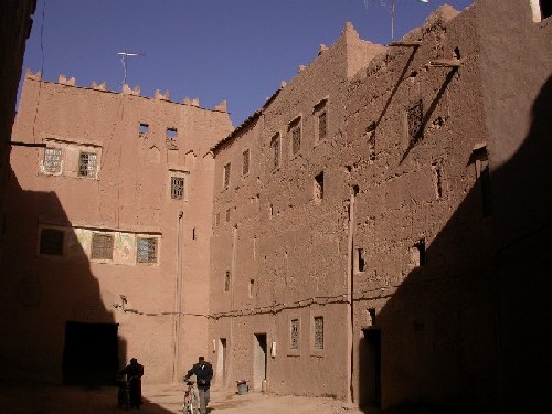Place centrale du ksar El Khorbat, sud du Maroc.