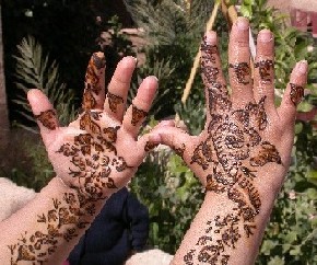 Dibuixos amb alquena (henna) a l’alcàsser El Khorbat, Marroc.