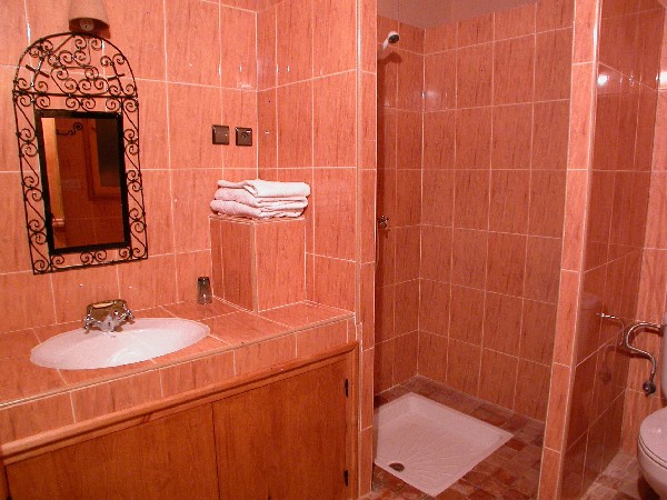 Salle de bain de la chambre Taghia dans le Gîte El Khorbat.