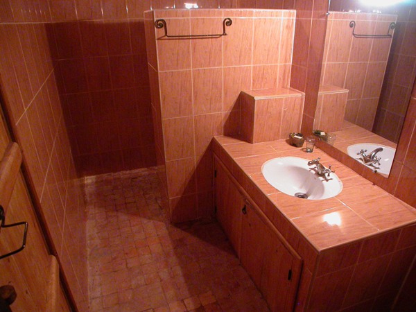 Salle de bain du Gîte El Khorbat, dans la vallée du Todra.