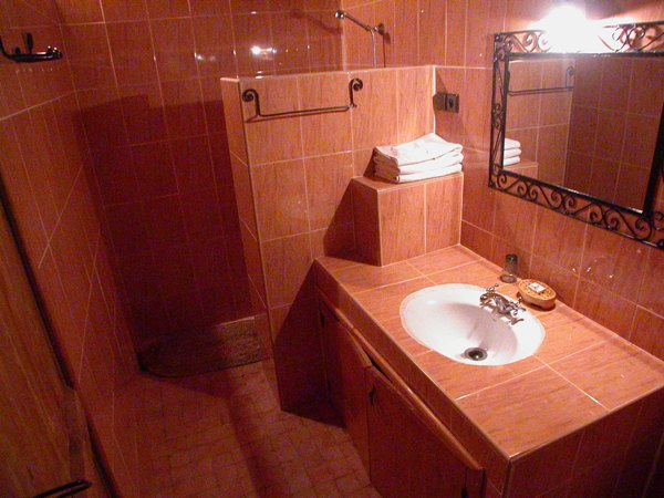 Salle de bain du Gîte El Khorbat, près de Tinghir, Maroc.