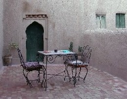 Terraza de hotel en El Khorbat, valle del Todra, Marruecos.