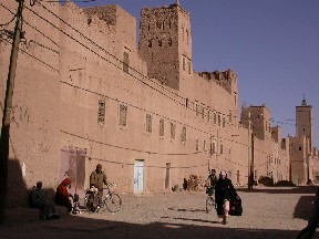 Muralla del ksar El Khorbat, en el sur de Marruecos.