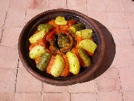 Tayín de ternera con verduras en el restaurante El Khorbat.